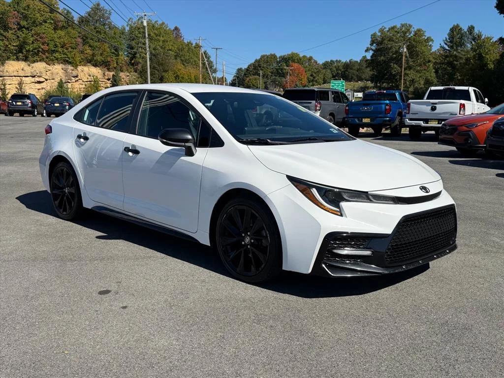 Used 2022 White Toyota SE Nightshade image 16