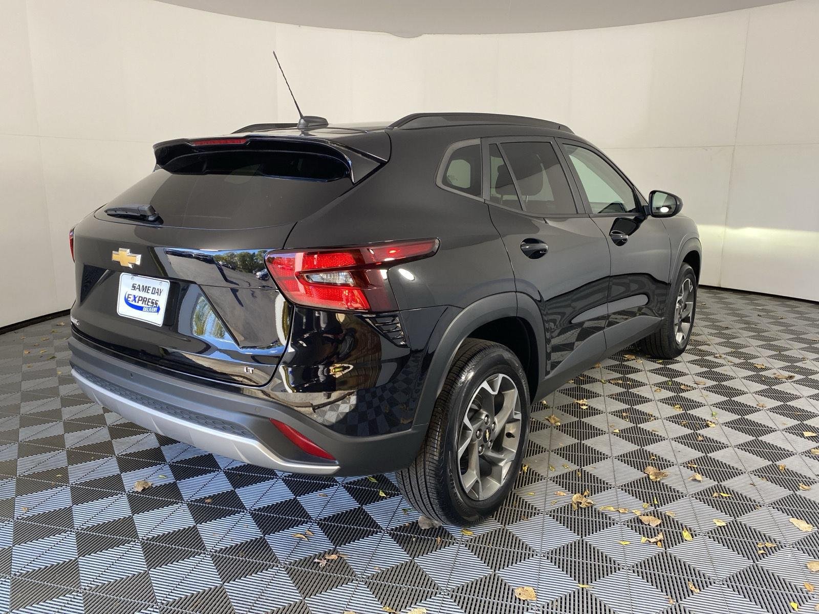Used 2025 Mosaic Black Metallic Chevrolet LT image 6