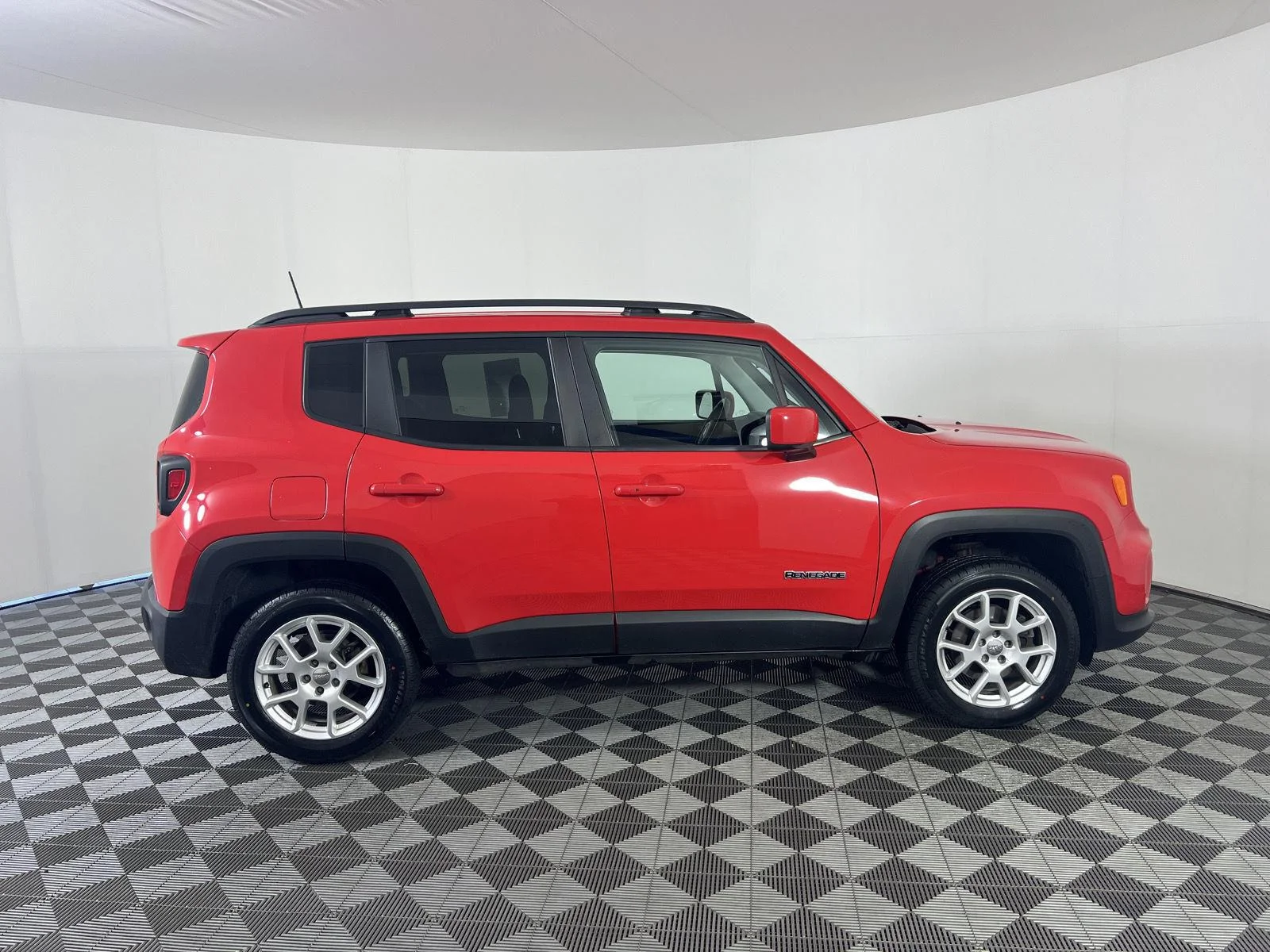 Used 2020 Colorado Red Clearcoat Jeep Latitude image 28