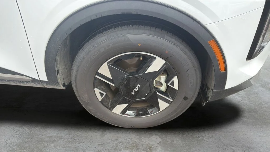 Used 2026 White Kia LX image 9