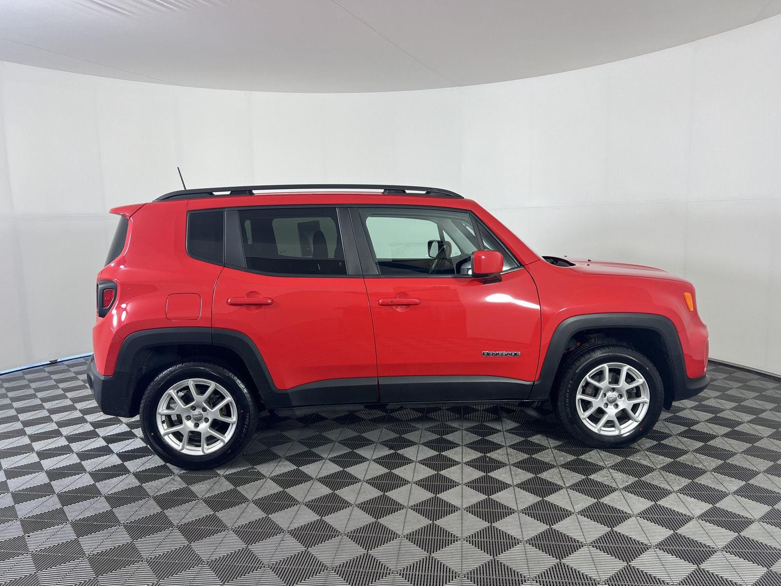 Used 2020 Colorado Red Clearcoat Jeep Latitude image 28