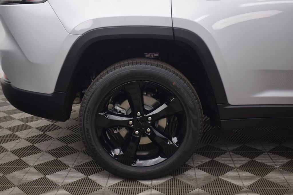 New 2025 Silver Zynith Exterior Paint Jeep Limited image 11