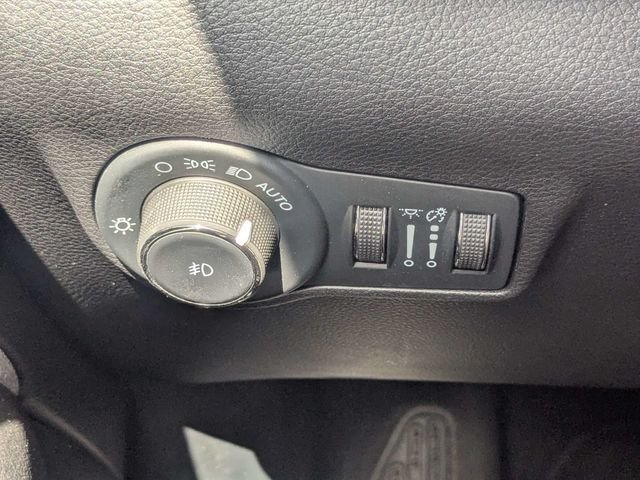 Used 2024  Jeep Latitude image 26