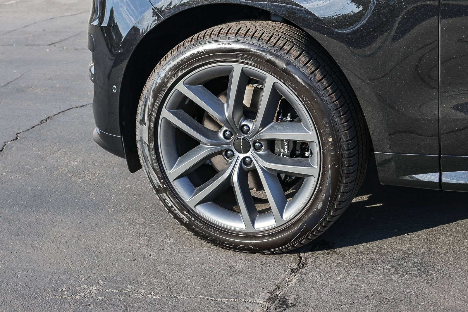New 2026 Santorini Black Land Rover Dynamic SE image 4