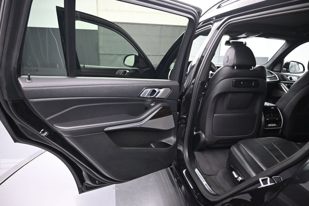 Used 2020 Black BMW xDrive40i image 11