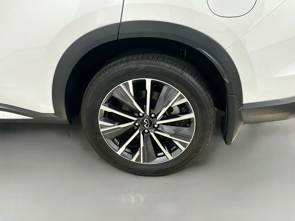 Certified Used 2026 White INFINITI LUXE image 35