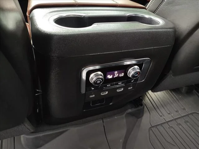 2024 GMC Yukon Denali Ultimate - Photo 15