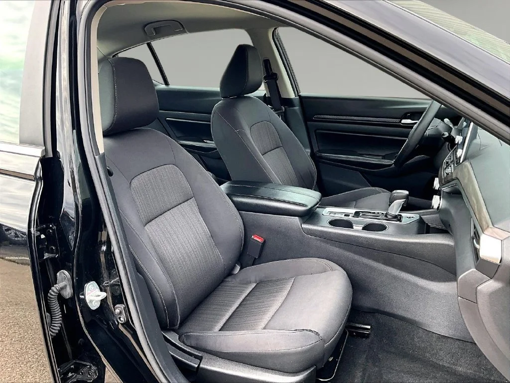 Used 2025 Black Nissan 2.5 SV image 31