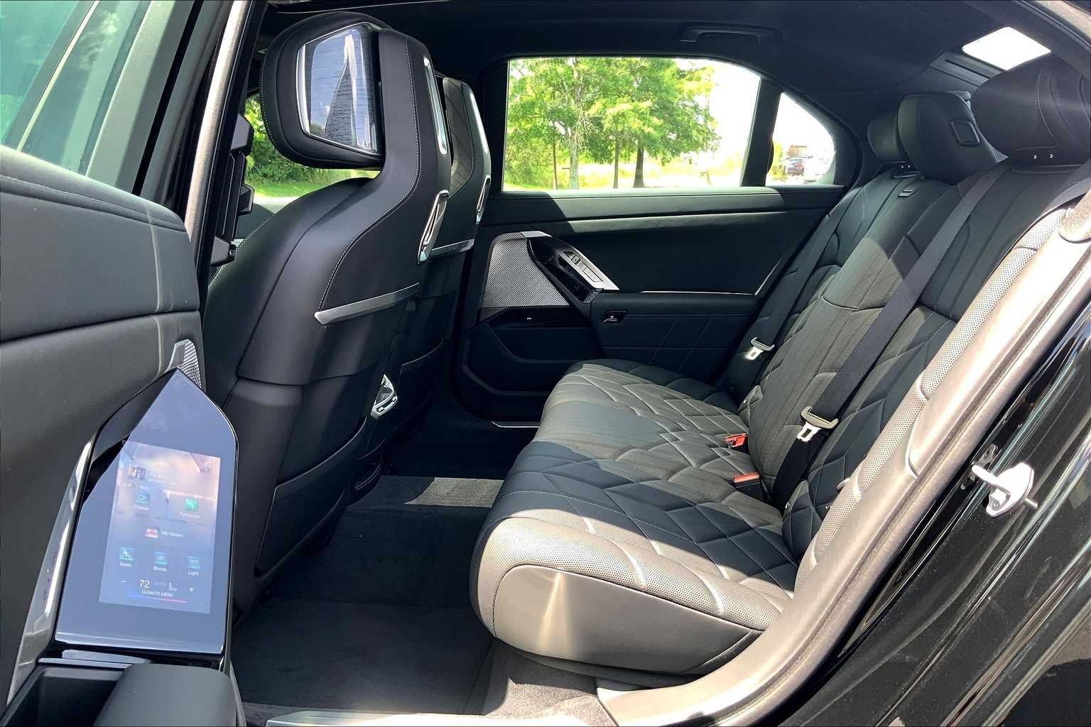 2025 BMW i7 50 - Photo 17