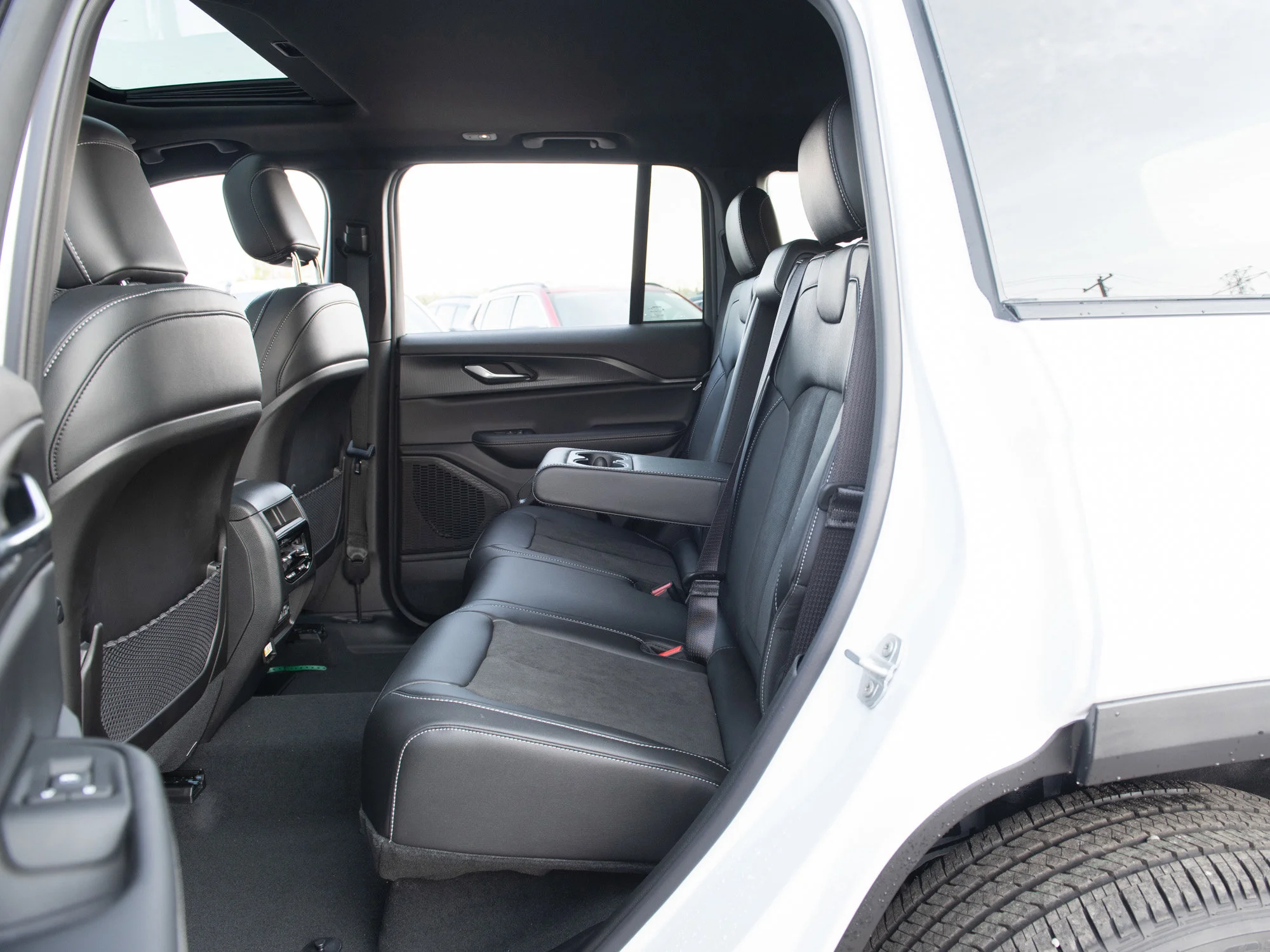 New 2025 White Jeep Altitude* 4x4, Sunroof, Trailer Tow Pkg, Remote Start image 21