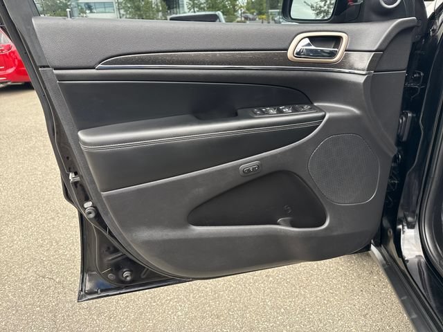 Used 2017 Diamond Black Crystal Pearlcoat Jeep Limited image 15