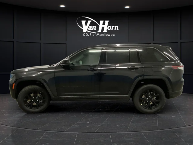 New 2026 Diamond Black Crystal Pearl-Coat Exterior Paint Jeep Altitude image 13