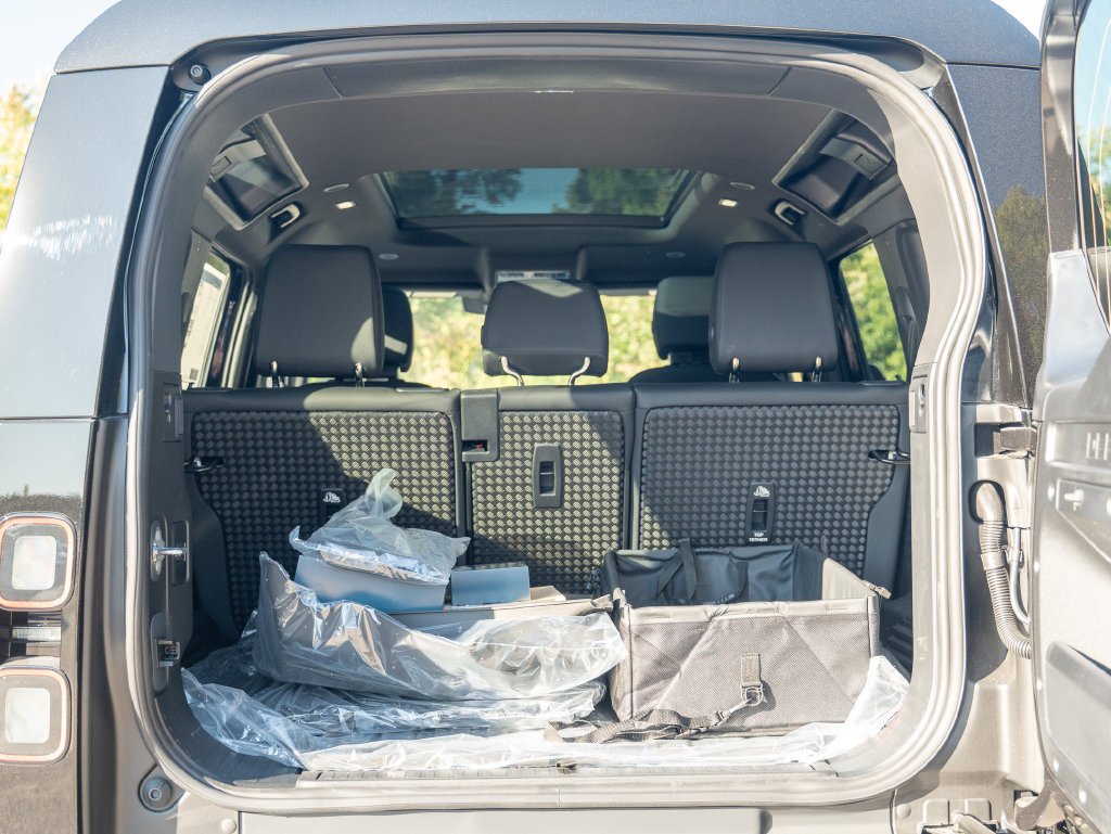New 2026 Santorini Black Land Rover S image 25