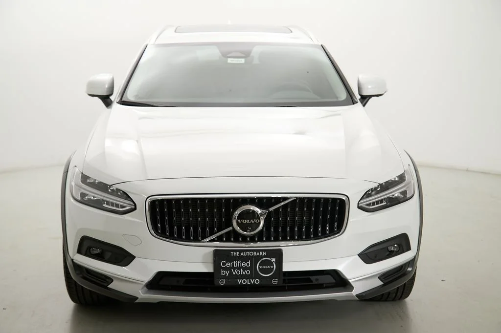 Certified Used 2025 Crystal White Volvo Plus image 5