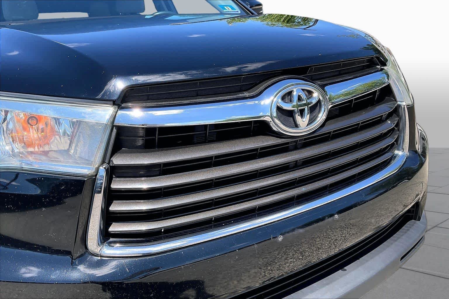 Used 2014 Attitude Black Metallic Toyota XLE image 32