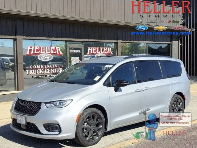 Used 2026 Silver Mist Clearcoat Chrysler Select image 1