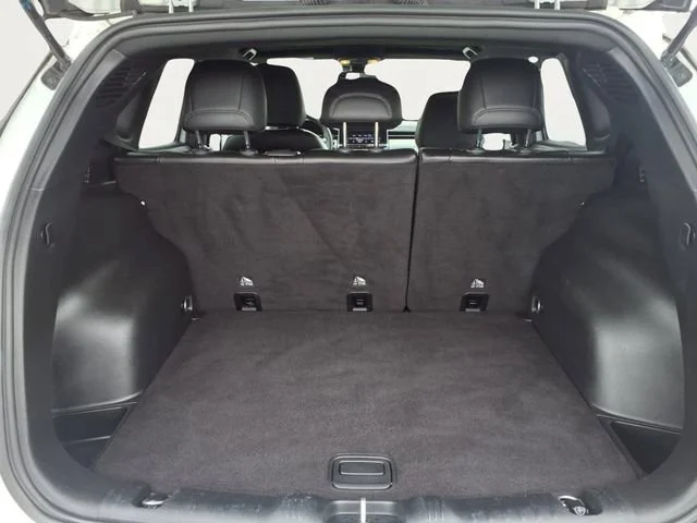 Used 2024  Jeep Latitude image 26