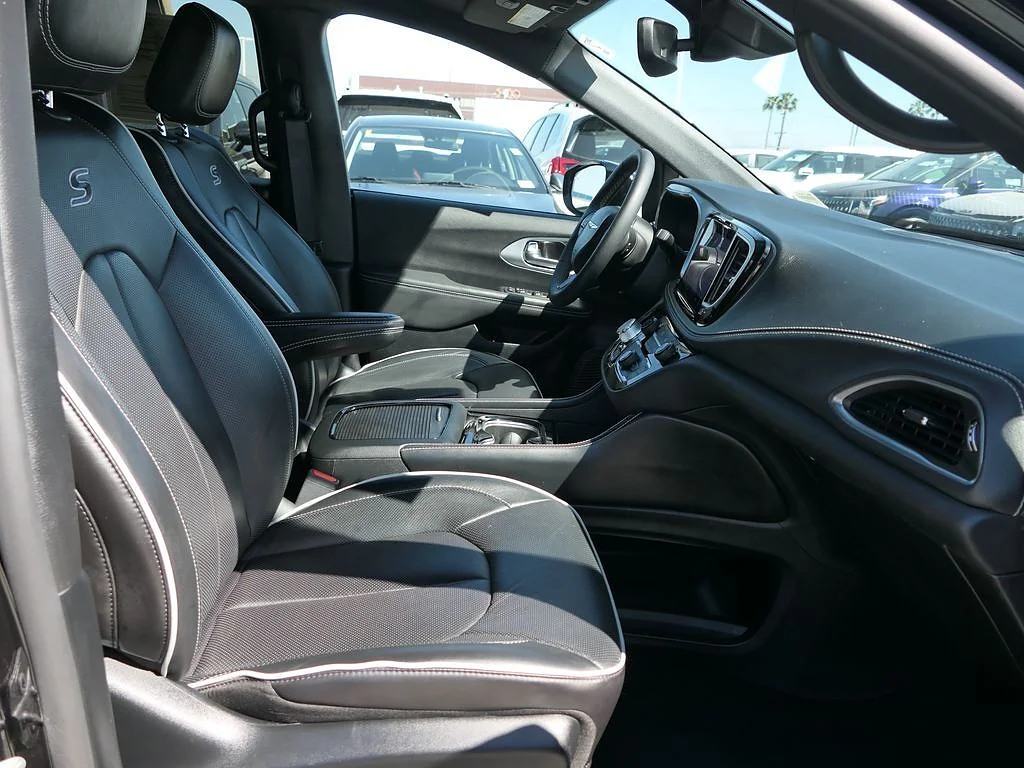 Used 2025 Diamond Black Crystal Pearl Coat Chrysler Limited image 26