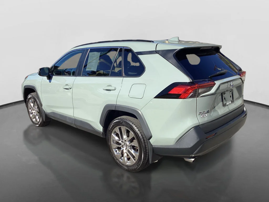 Used 2020  Toyota XLE Premium image 7