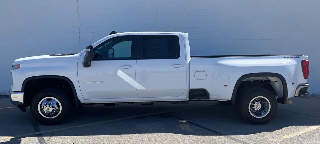 New 2026 Summit White Chevrolet LT DRW image 3