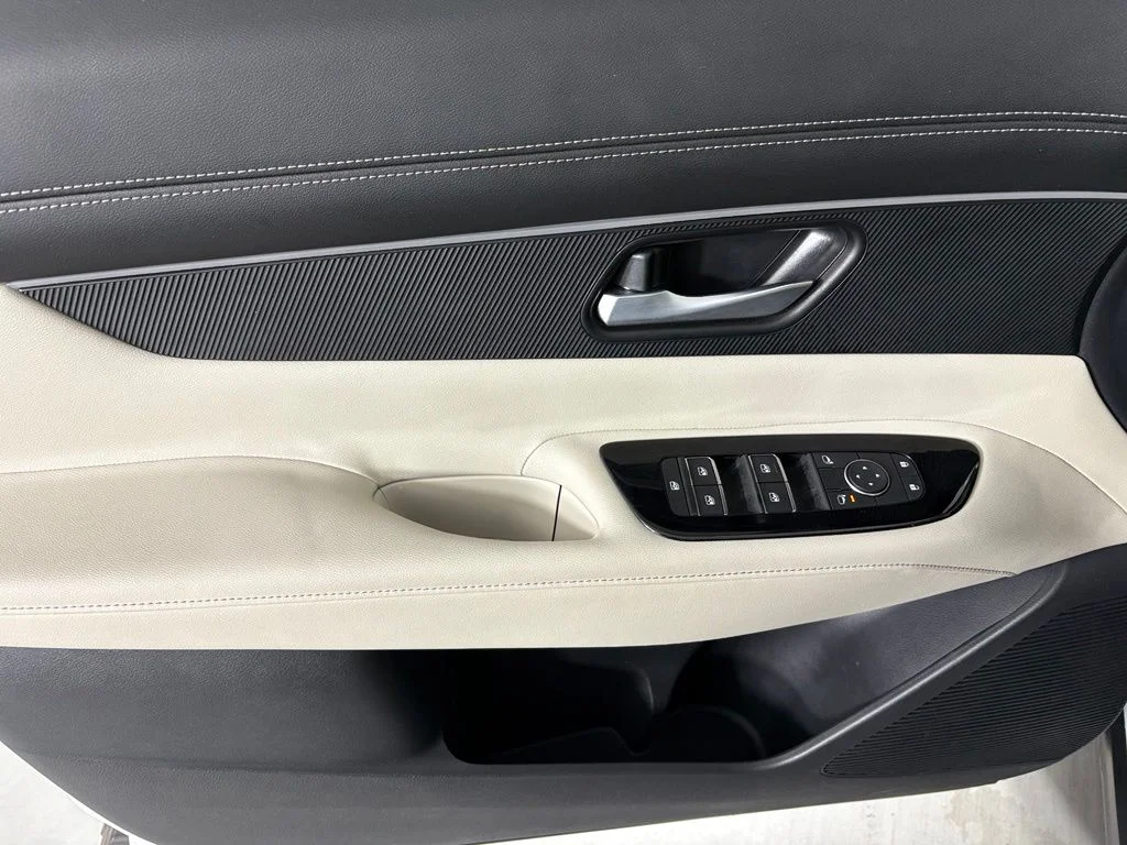 Used 2025 White Nissan SV image 19