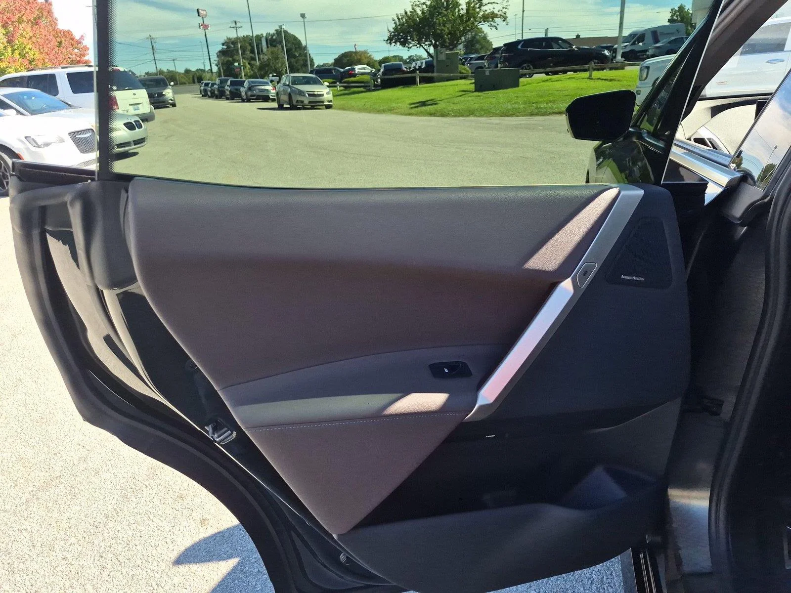 Used 2024 Black Sapphire Metallic BMW xDrive50 image 30