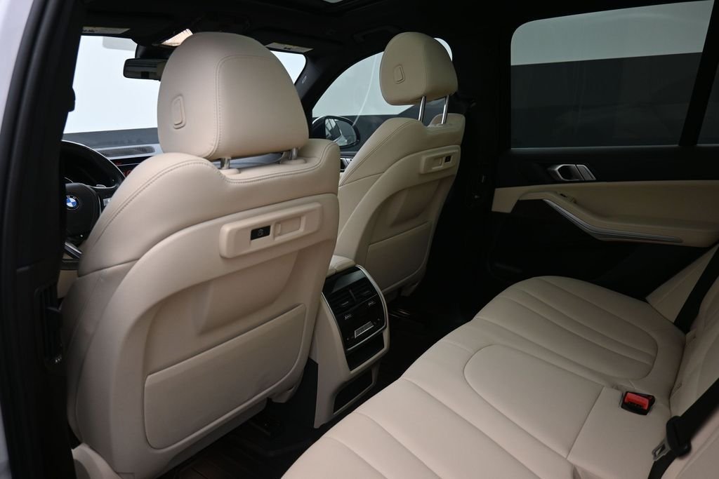 Used 2022 White BMW xDrive40i image 26