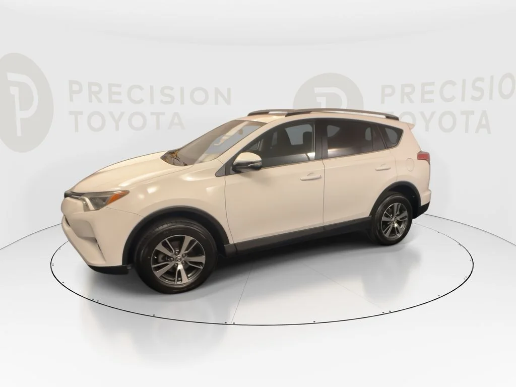 Used 2018 Super White Toyota XLE image 9