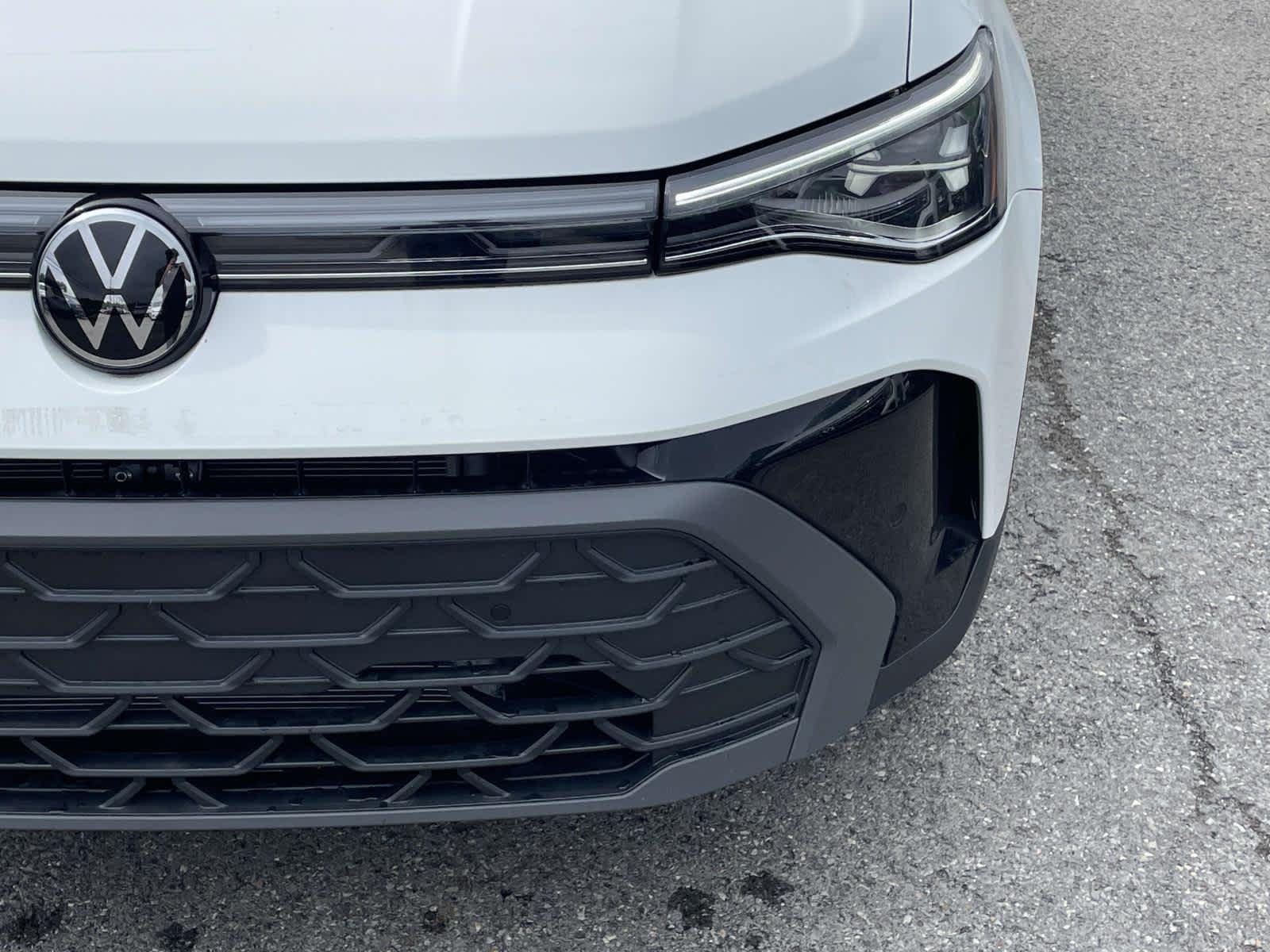 New 2026 Pure White w/Deep Black Roof Volkswagen SE Black image 13