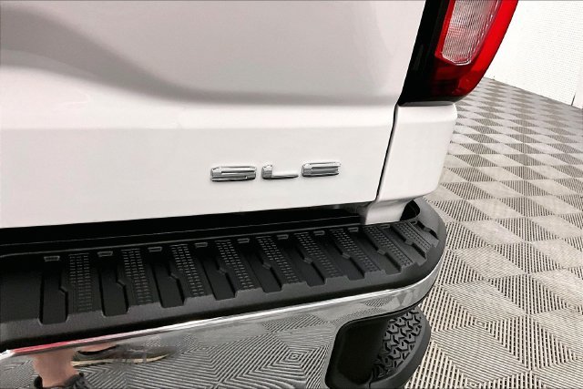 Used 2023 Summit White GMC SLE image 9