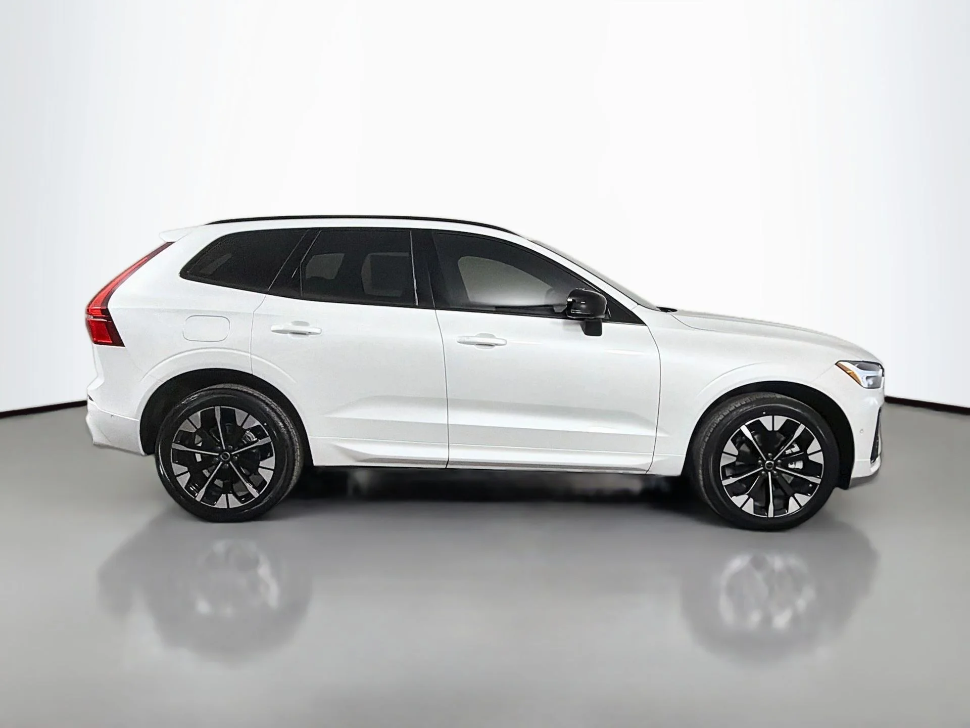 New 2026 Crystal White Volvo Plus image 5