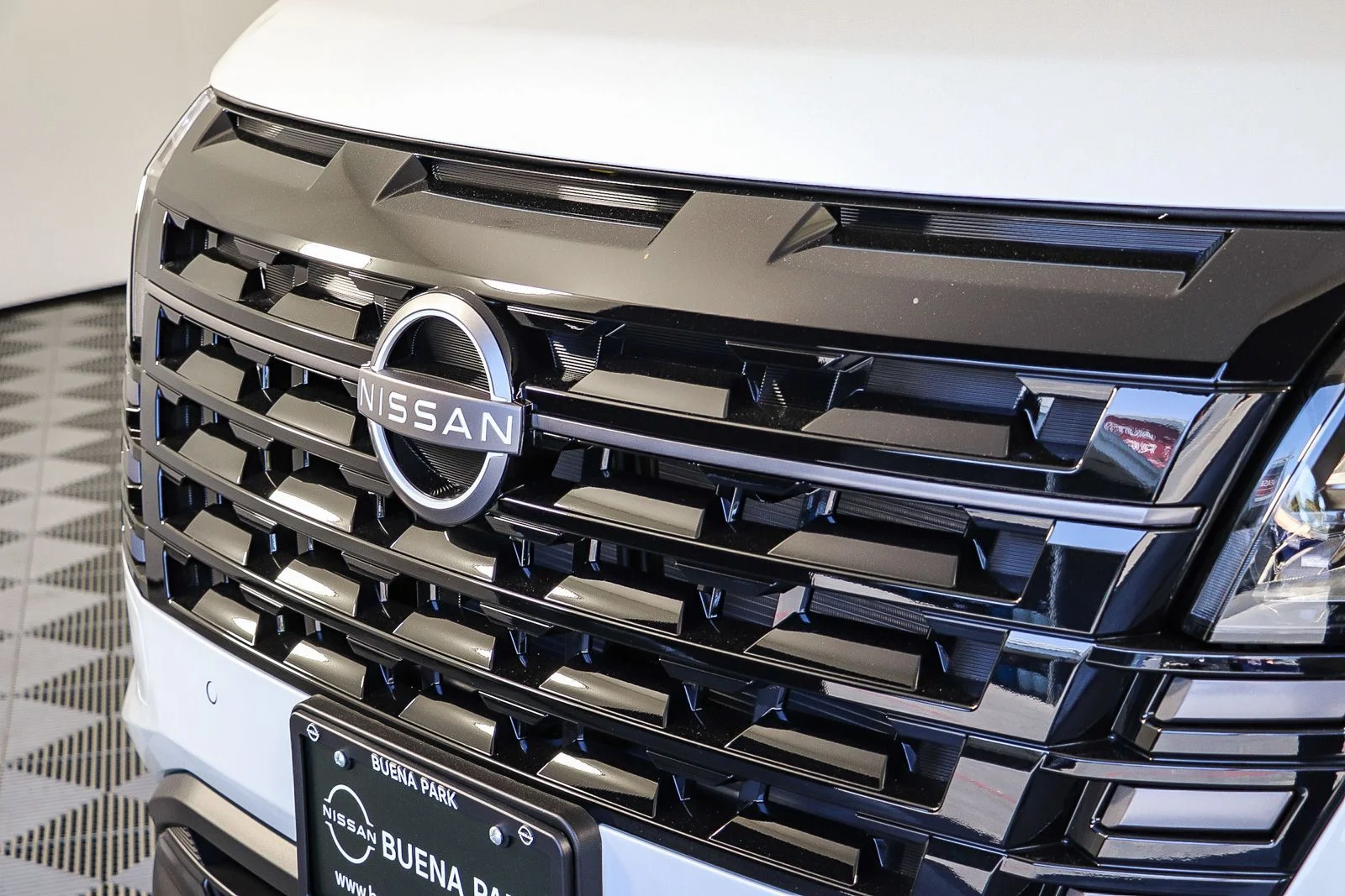 New 2026 Everest White Pearl TriCoat Nissan SV image 5