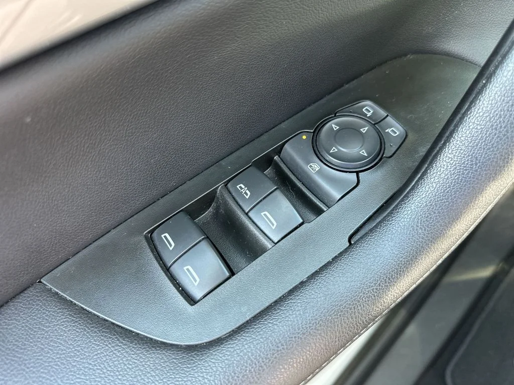 Used 2022 White Chevrolet LT image 19