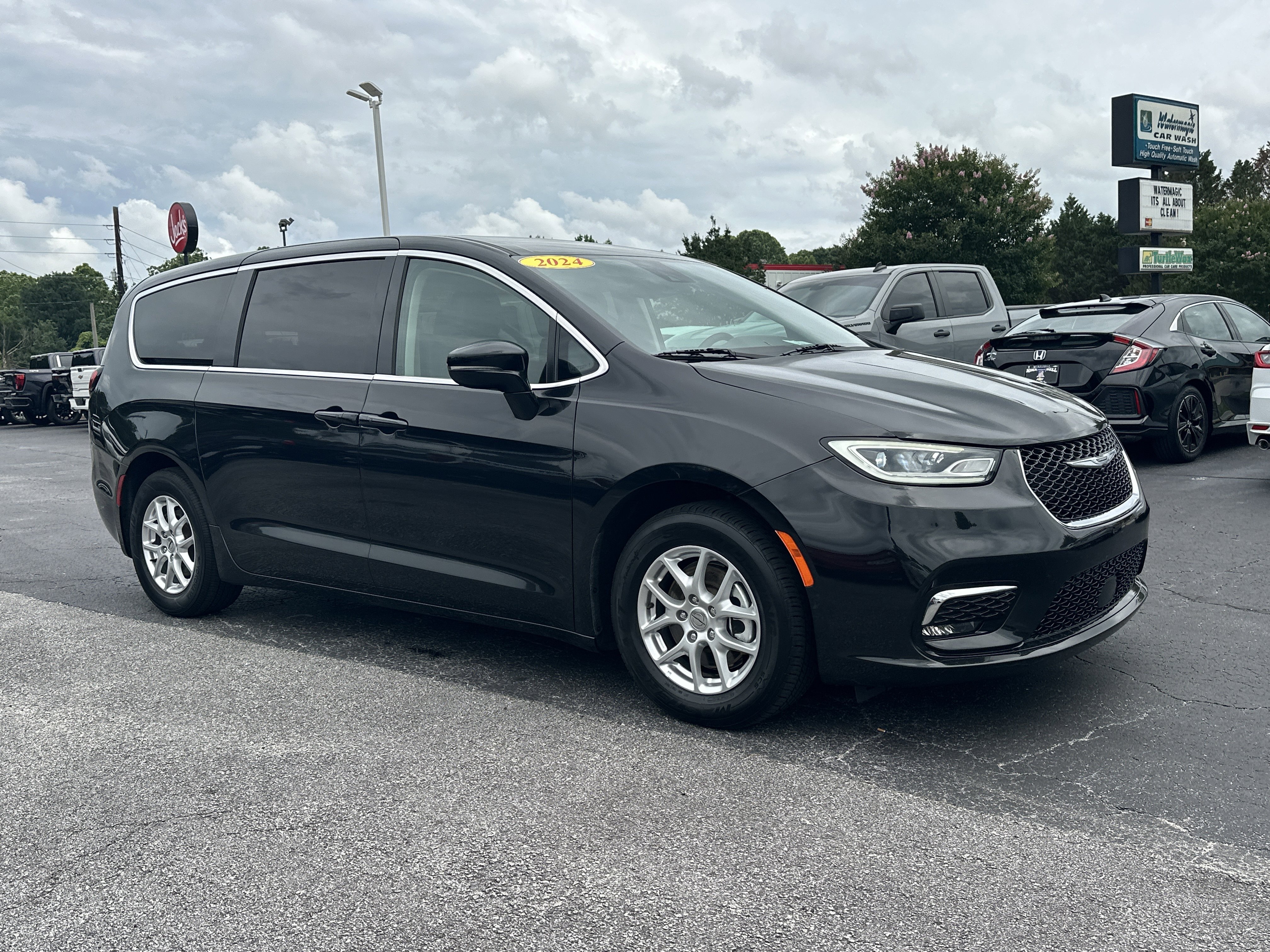 2024 Chrysler Pacifica Touring L's photo