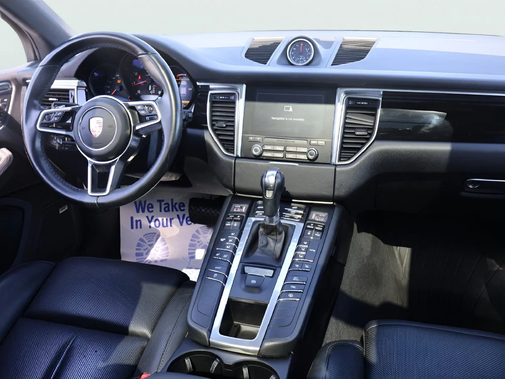 Used 2018  Porsche Base image 12