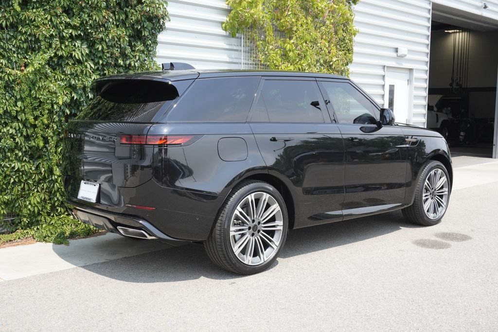 New 2026 Santorini Black Land Rover Dynamic SE image 4