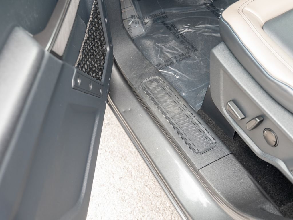 Used 2024 Gray Ford Wildtrak image 16