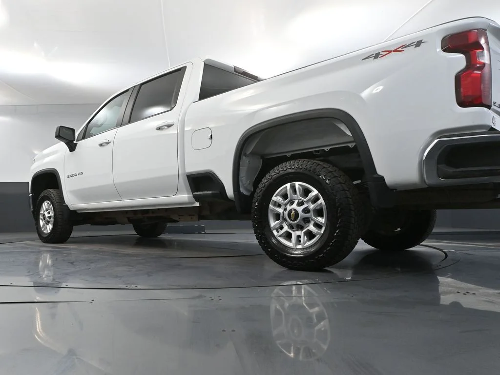 Used 2022 White Chevrolet LT image 40