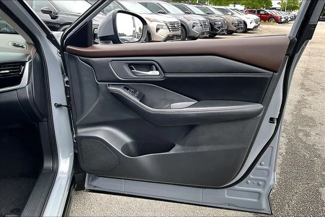 Used 2023 Gray Nissan SL image 27