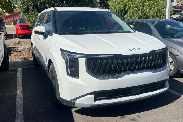 Used 2025 White Kia LXS image 5