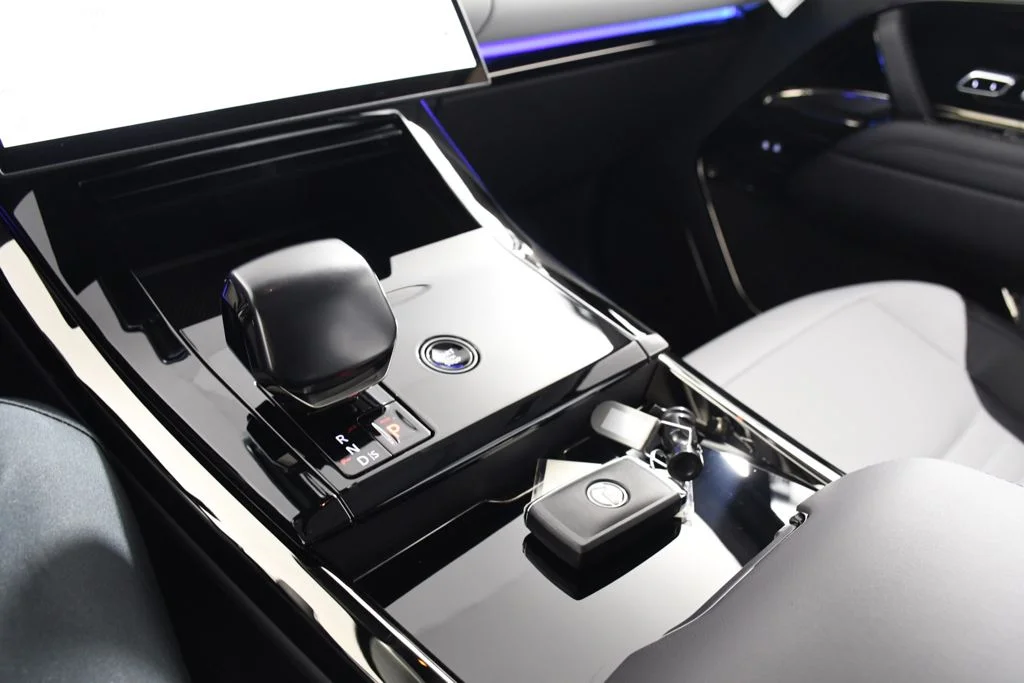 New 2026 Ostuni Prl Whi Land Rover SV image 31