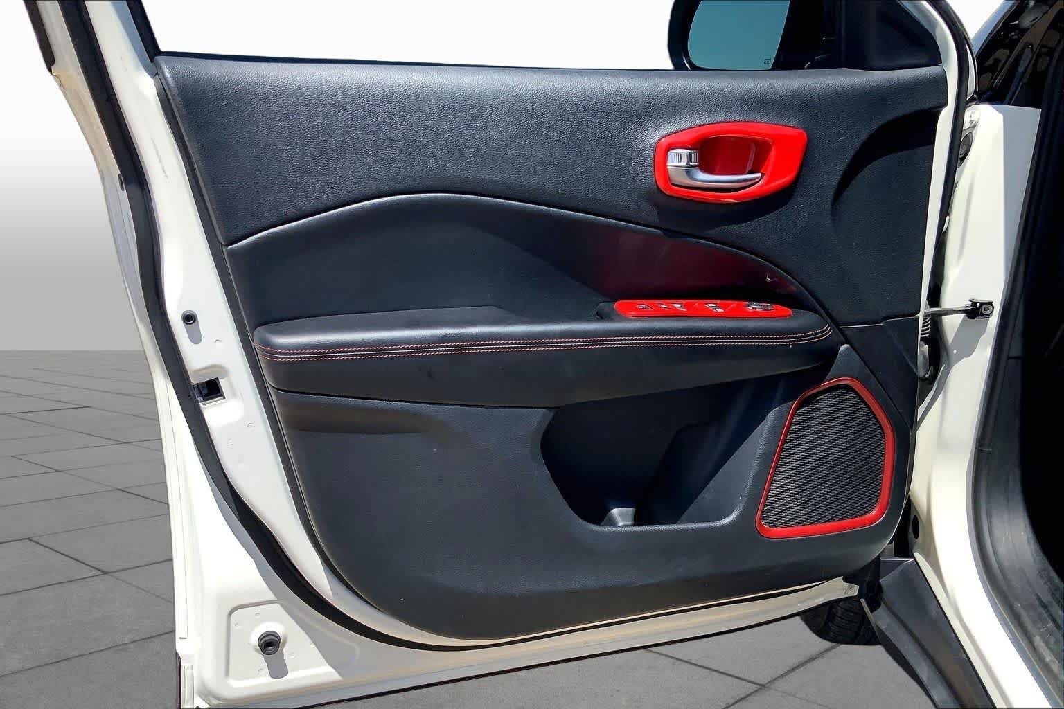Used 2019 White Clearcoat Jeep Trailhawk image 22