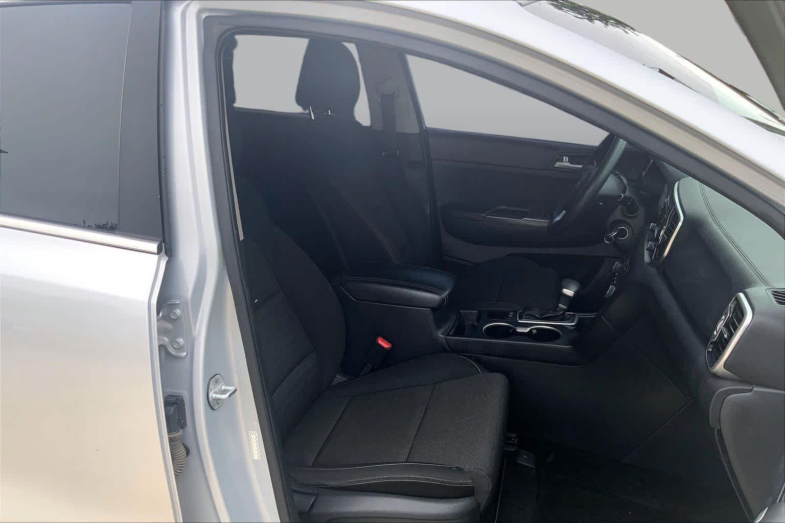 Used 2018 Sparkling Silver Kia LX image 9