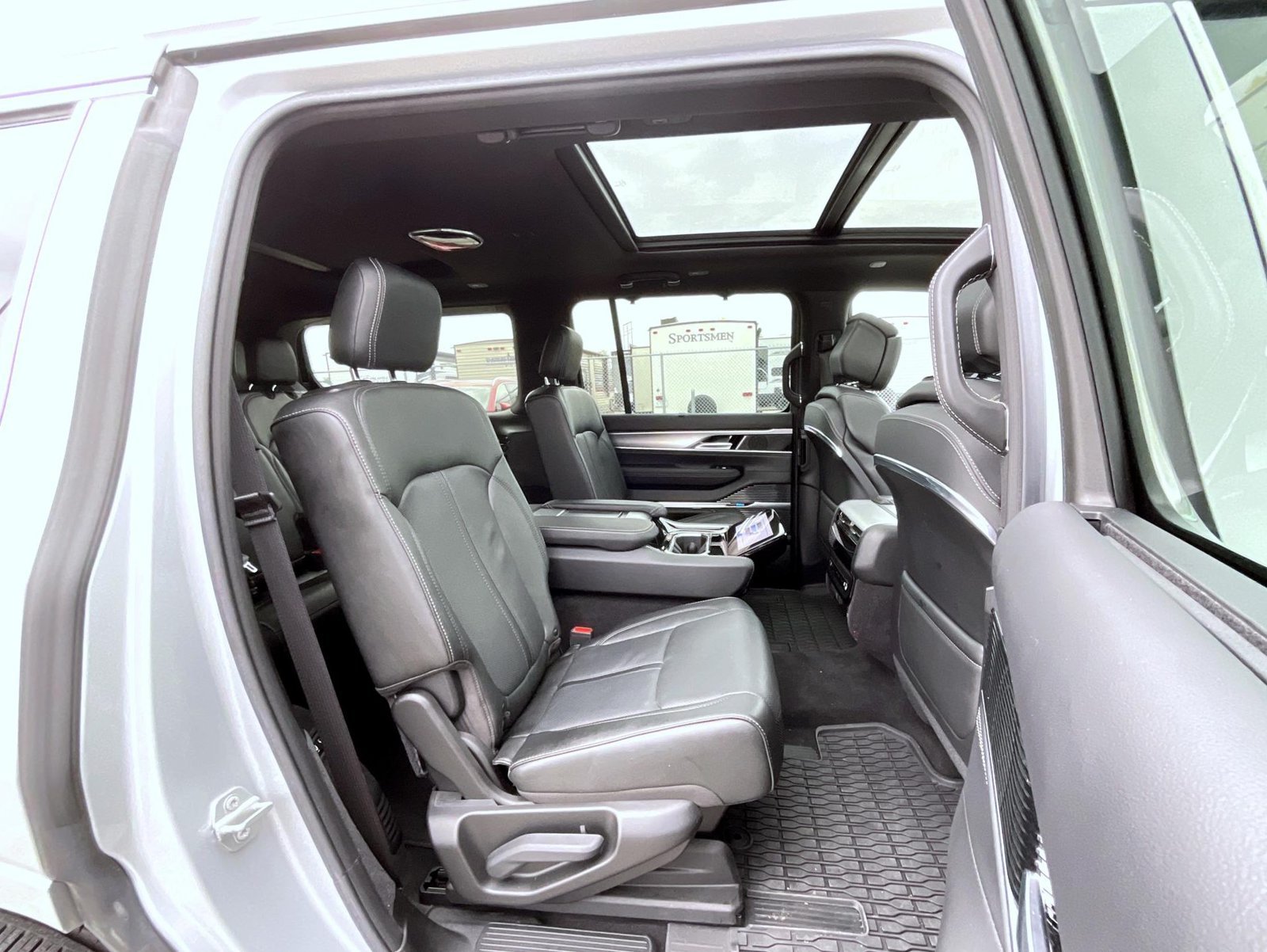 Used 2023 Silver Jeep Base image 18