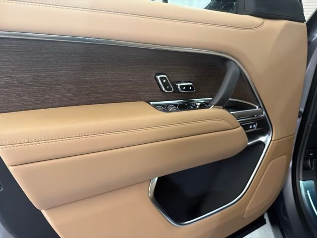 New 2026 Eiger Grey Land Rover SE image 8