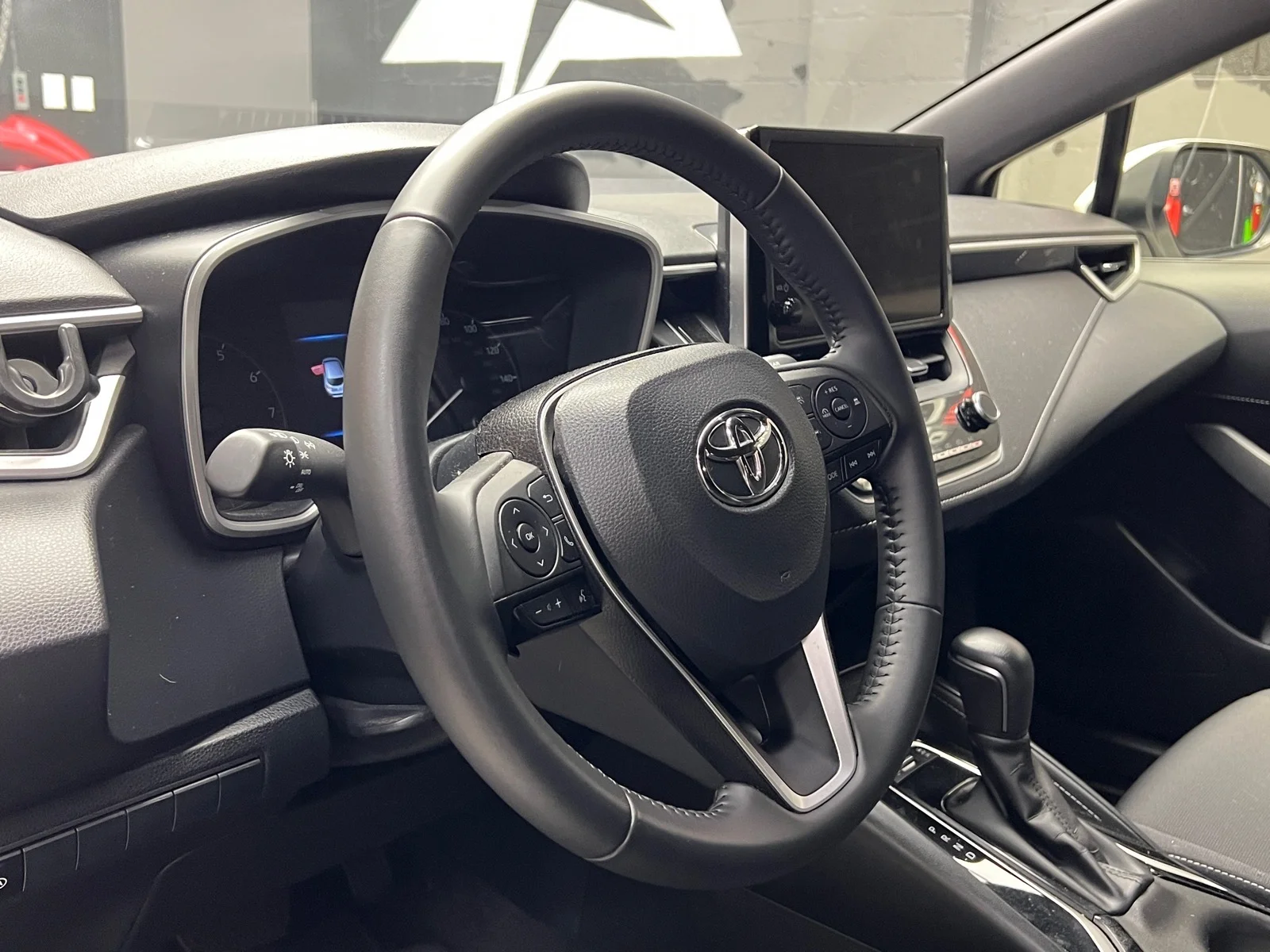 Used 2025 Ice Cap (040) Toyota SE image 9