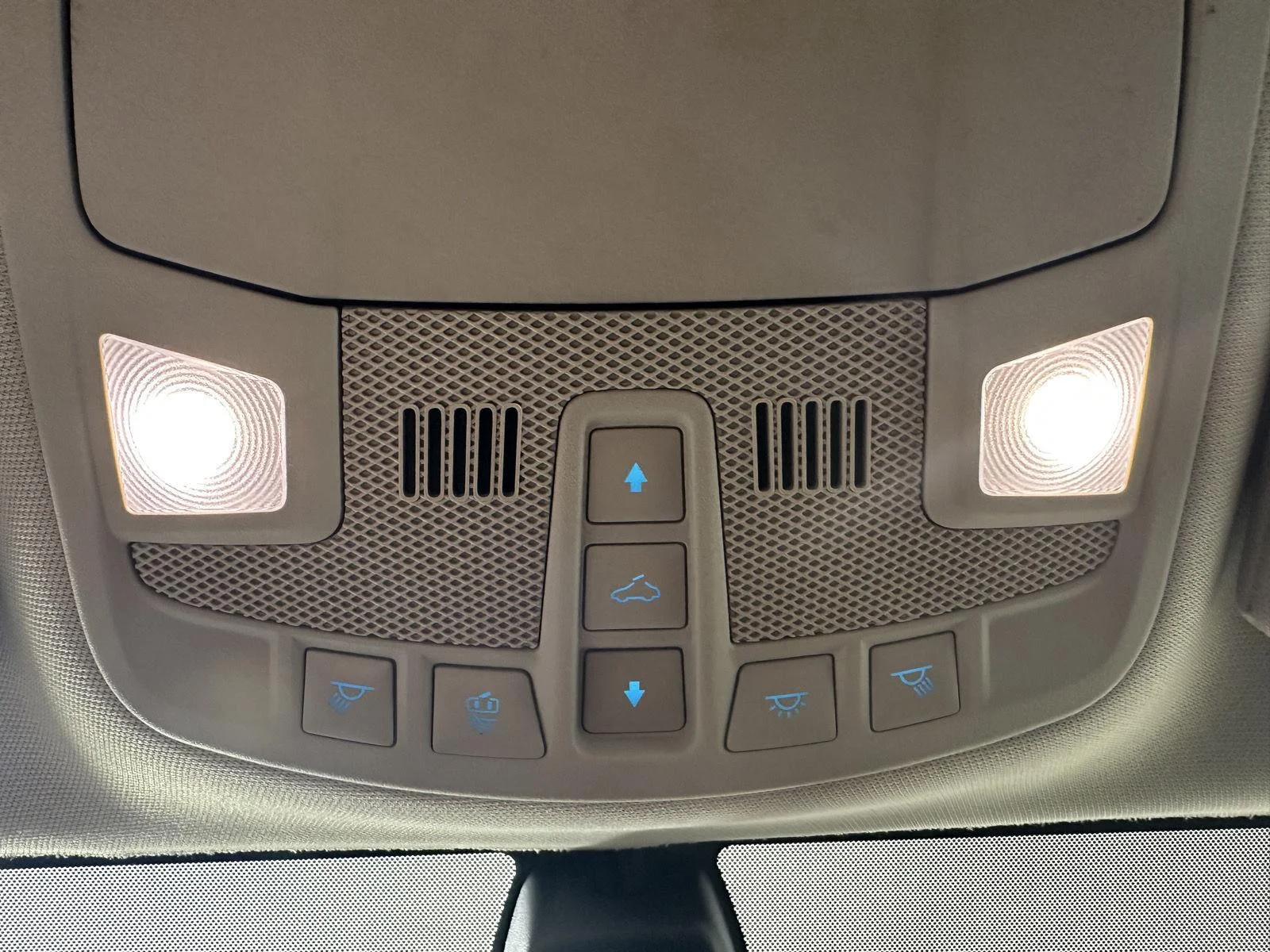 Used 2020 Iconic Silver Ford SE image 3