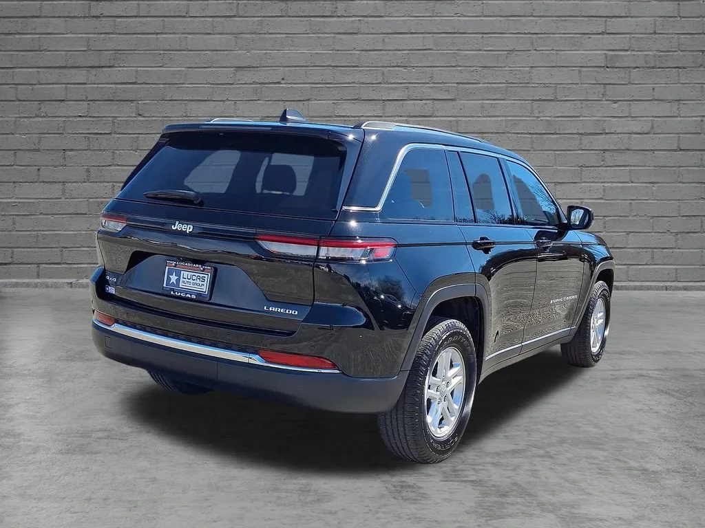 Used 2023 Diamond Black Crystal Pearlcoat Jeep Laredo image 11