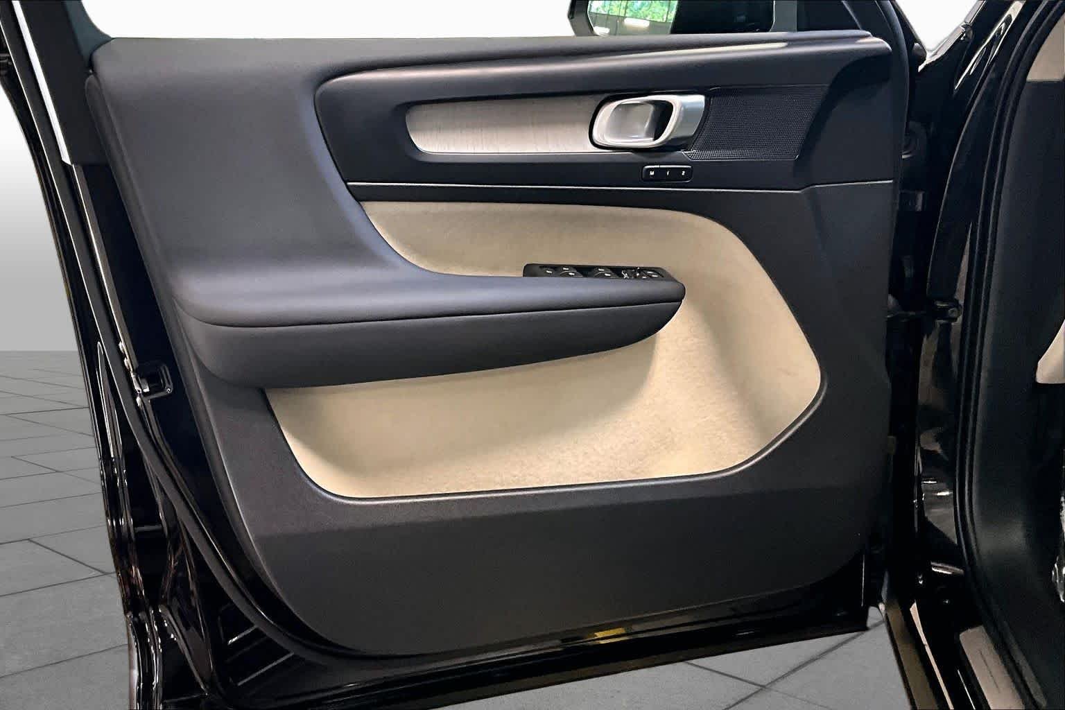 Used 2024 Onyx Black Metallic Volvo Plus Dark Theme image 21
