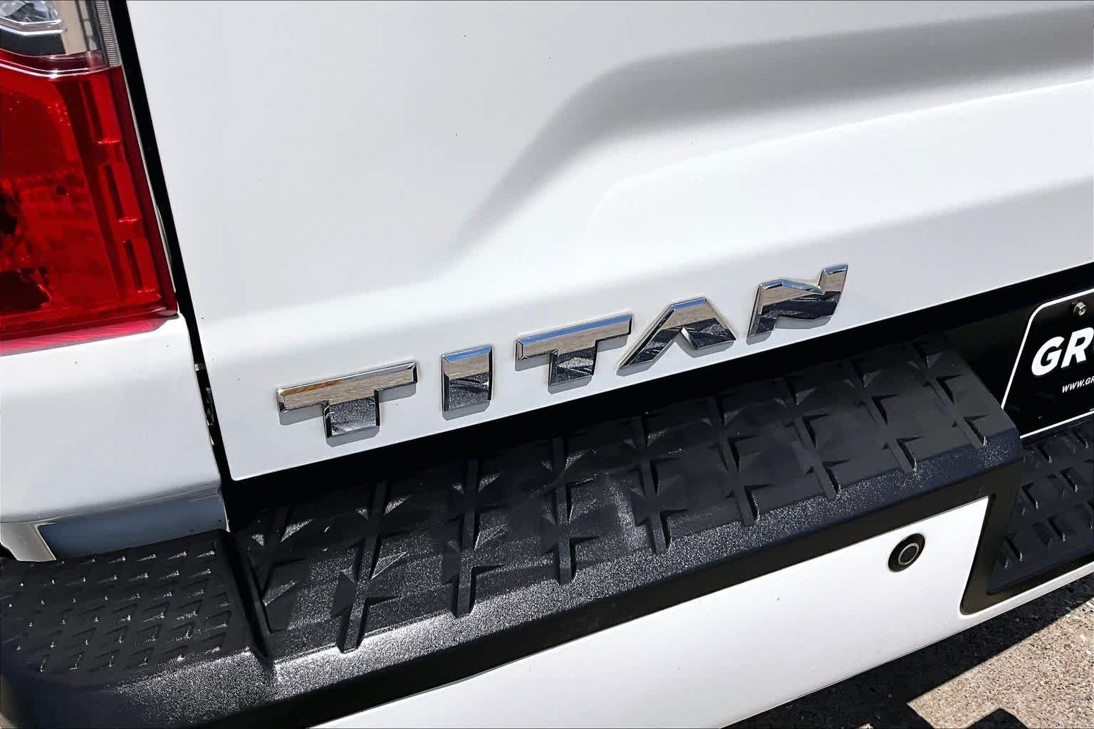Used 2018 Glacier White Nissan SV image 30